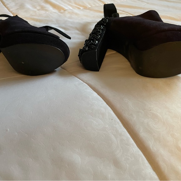 Funky sexy Mafani… suede heels with beautiful beaded heels all black - Picture 6 of 6